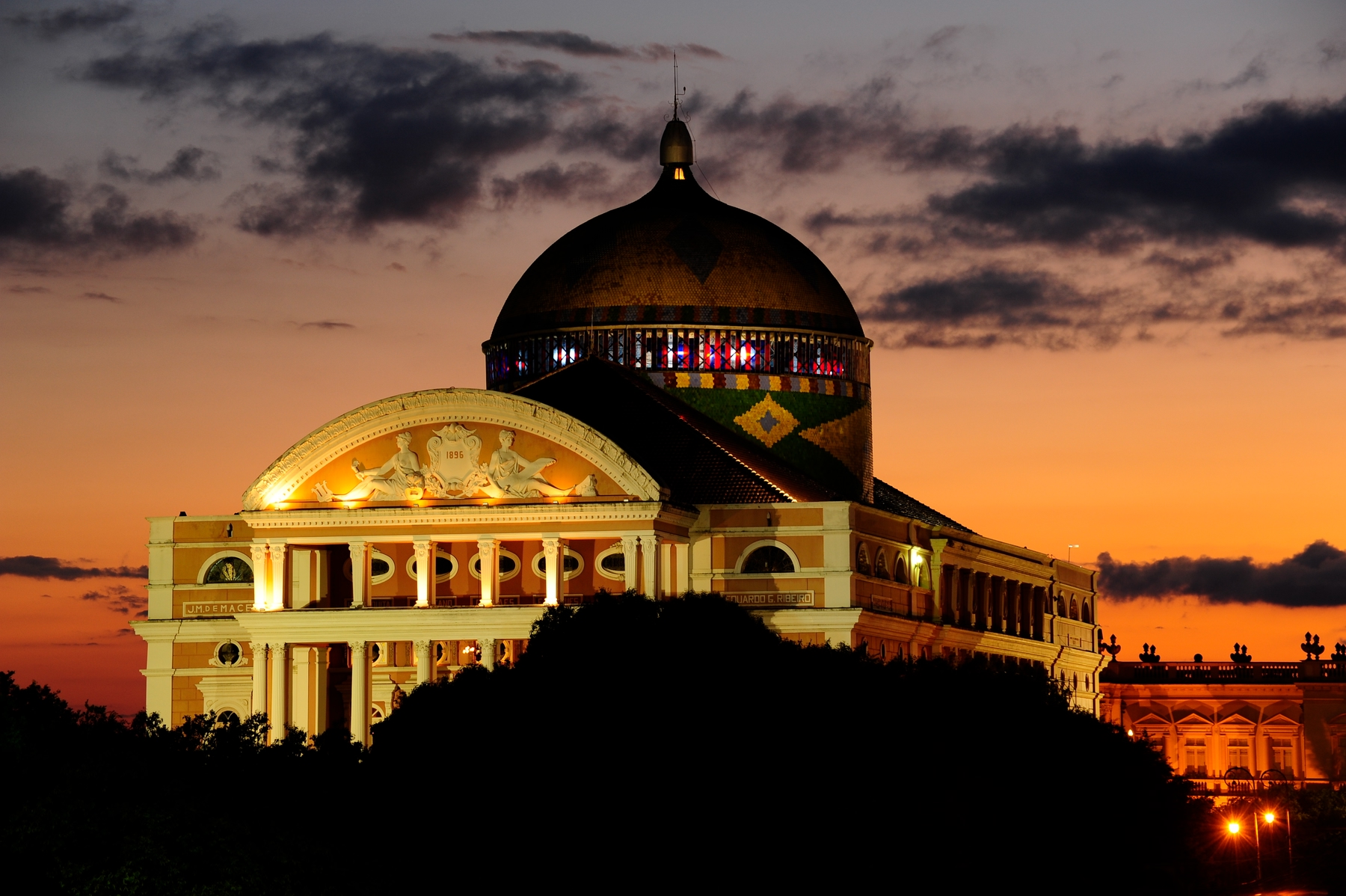 Fachada do Teatro Amazonas durante o entardecer