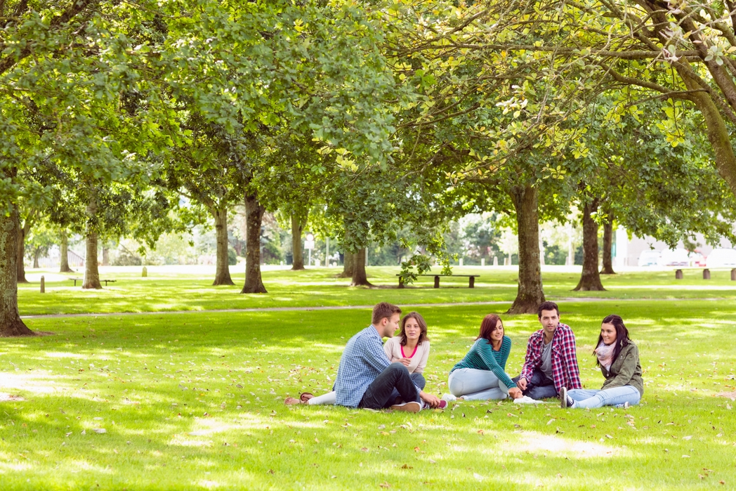 Best things to do in Dublin - Friends relaxing in St Stephen's Green