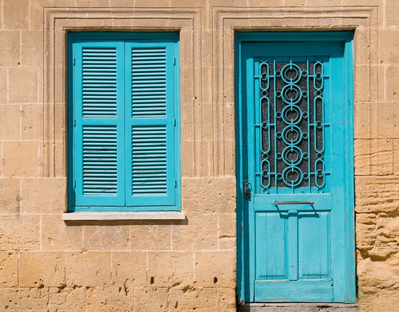 des façades en pierre avec des portes peintes en Chypre