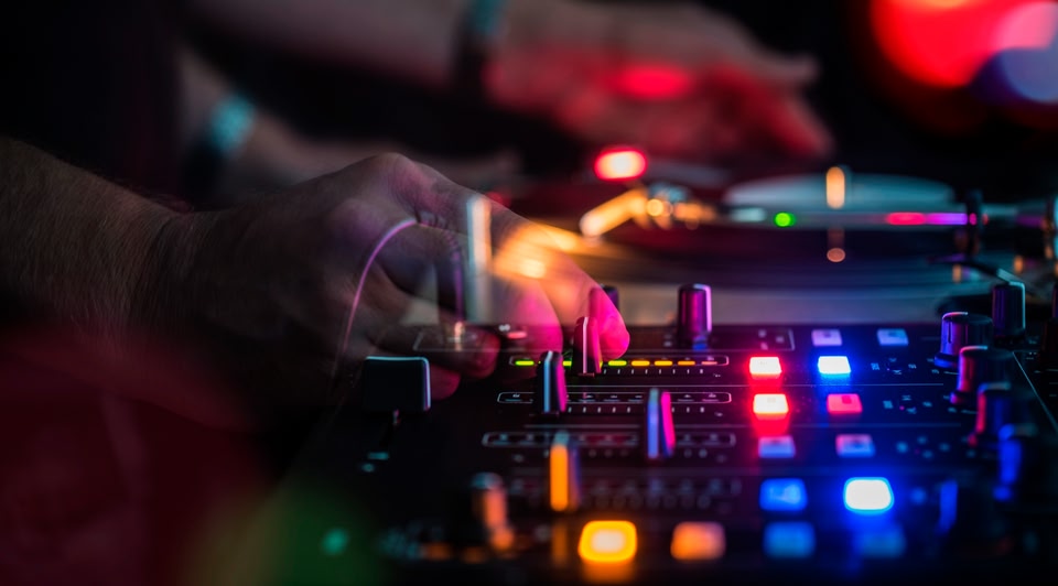 Ο Dj πειράζει τα κουμπιά της κονσόλας - Χριστούγεννα στην Αθήνα