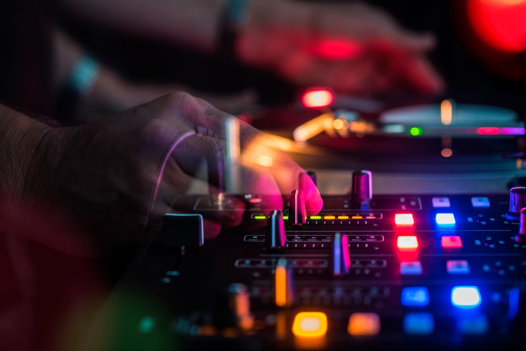 Ο Dj πειράζει τα κουμπιά της κονσόλας - Χριστούγεννα στην Αθήνα