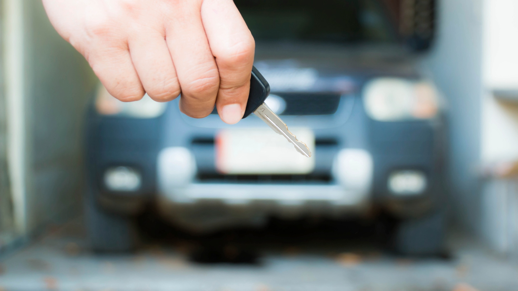 Pessoa indo buscar o carro na garagem