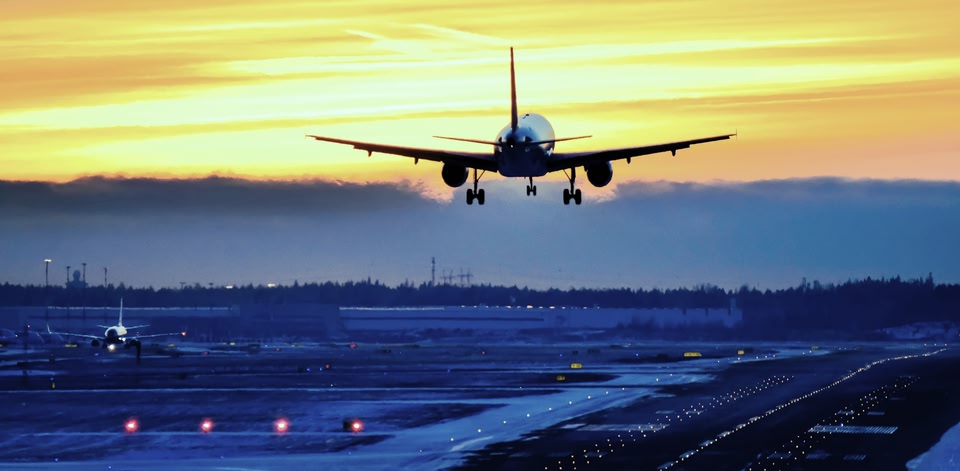 着陸する飛行機
