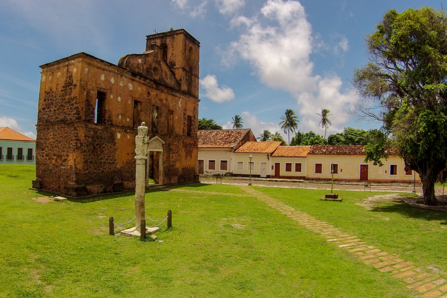 Ruínas da Igreja de São Matias na Praça da Matriz em Alcântara no Maranhão