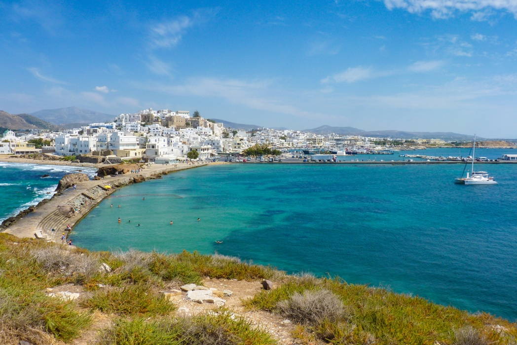 Το λιμάνι της Νάξου - ένα απ' τα ελληνικά νησιά με αεροδρόμιο