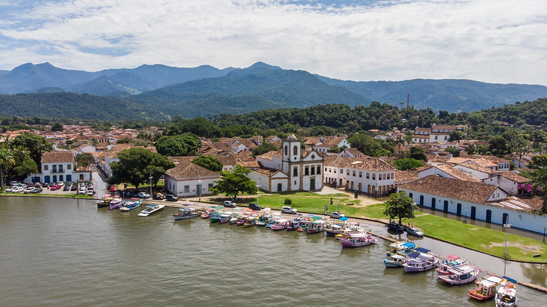 Vista aérea da cidade de Paraty no Rio de Janeiro - cidade pequena com praia considerada uma das mais bonitas do Brasil