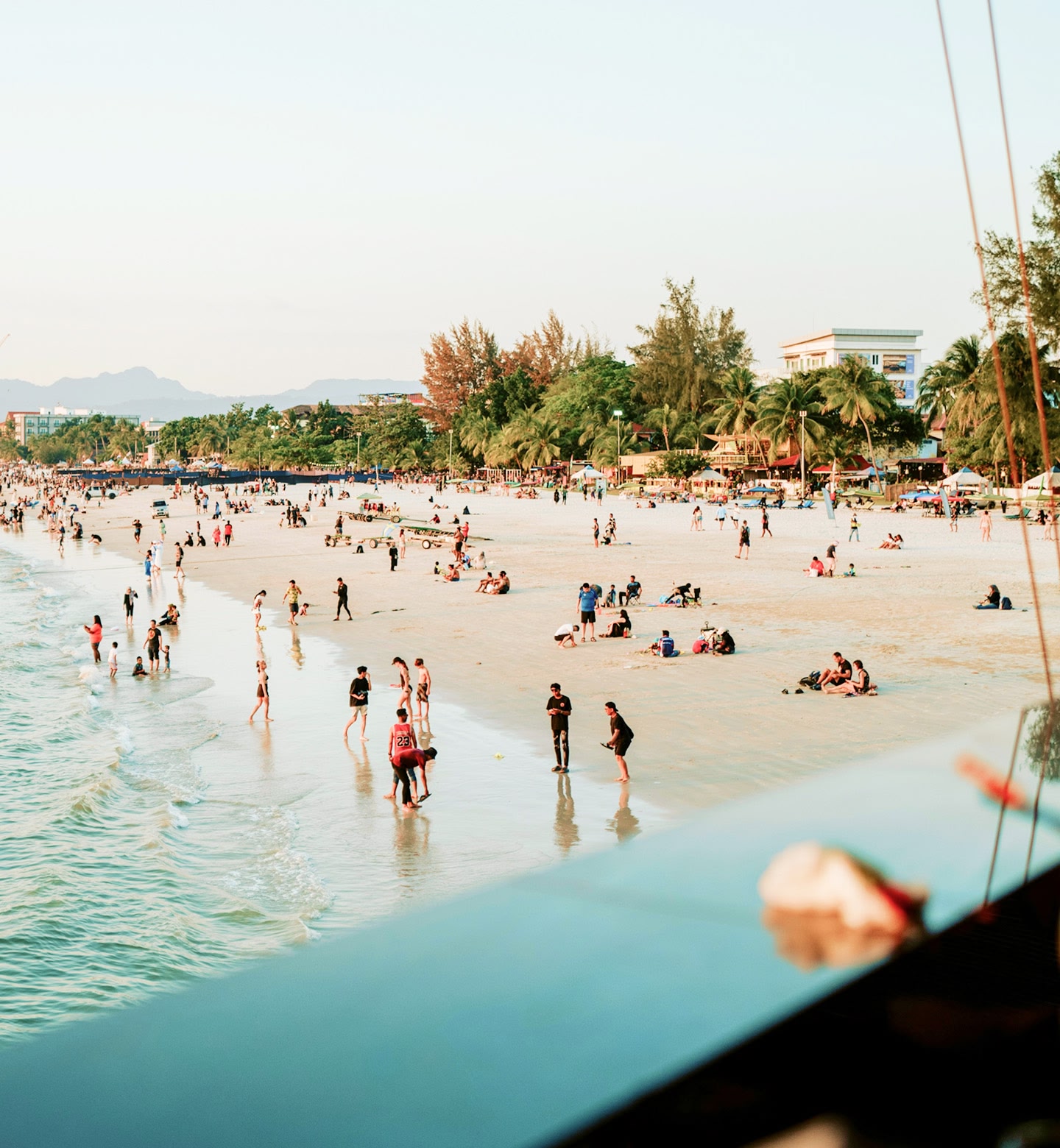 Ludzie korzystający z plaży na wyspie Langkawi w Malezji.