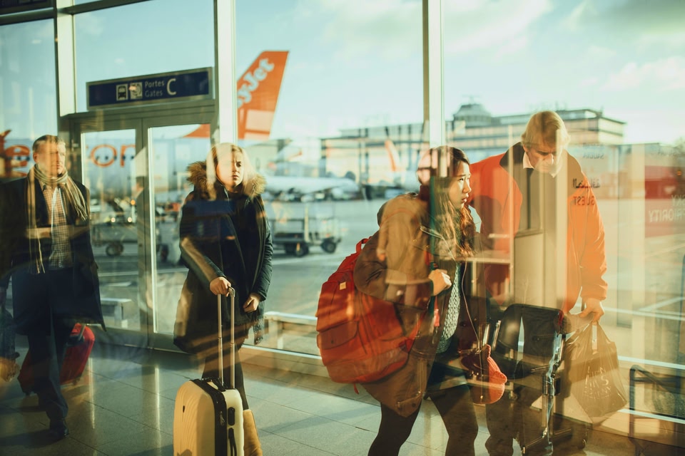 Passagiere beim Boarding.