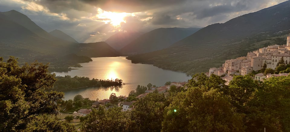 Una foto panoramica del lago di Villetta Barrea, Abruzzo - 100 città italiane da visitare
