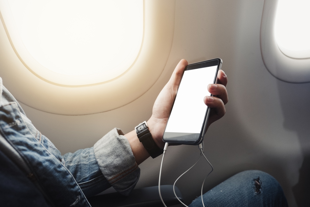 自分のスマホで機内エンターテイメントを楽しめると安心