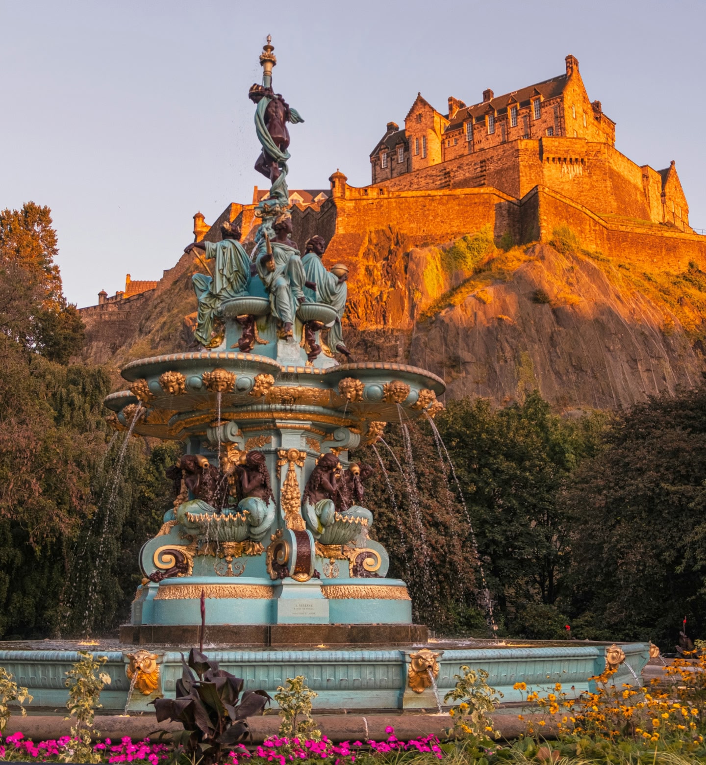 Une fontaine dans le parc Princes Street Gardens, dominé par le château d'Édimbourg.