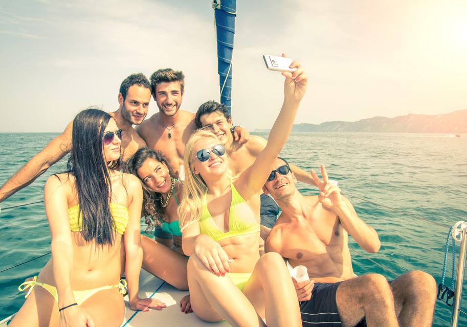 Selfie σε διακοπές με παρέα με ιστιοπλοϊκό.