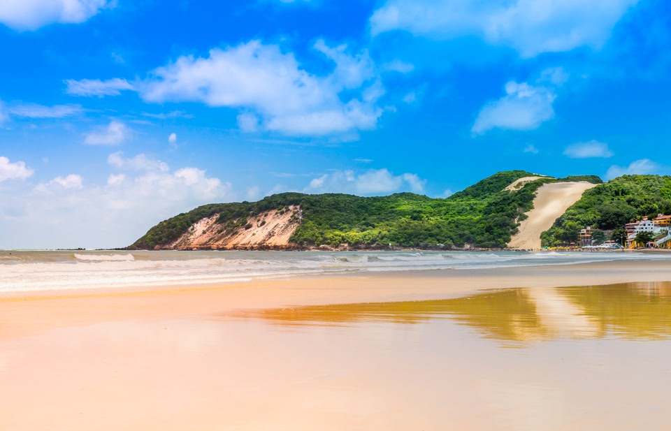 Na takiej plaży docenisz tanie loty do Brazylii