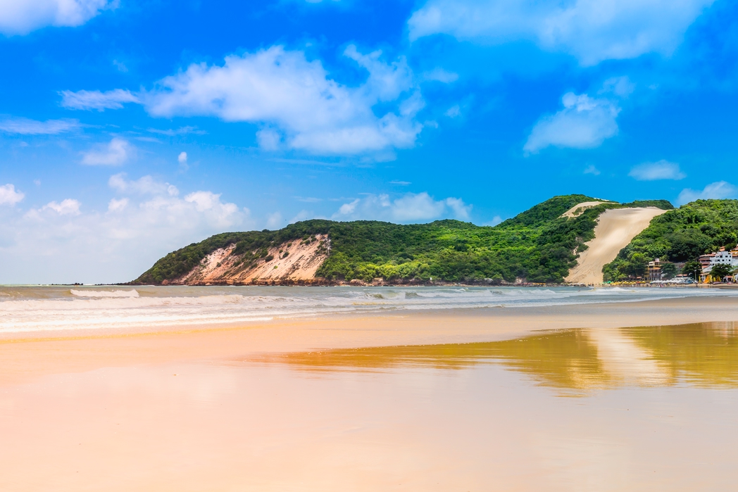 Na takiej plaży docenisz tanie loty do Brazylii