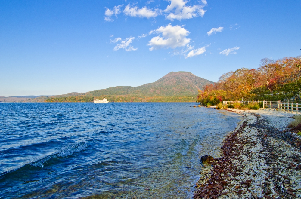 北海道 紅葉した木々に囲まれた阿寒湖