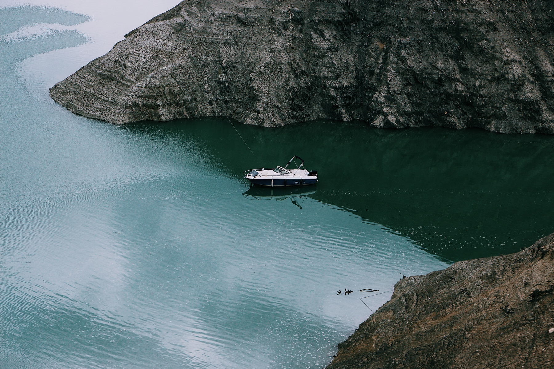 Un bateau au mouillage sur le lac de Serre-Ponçon.