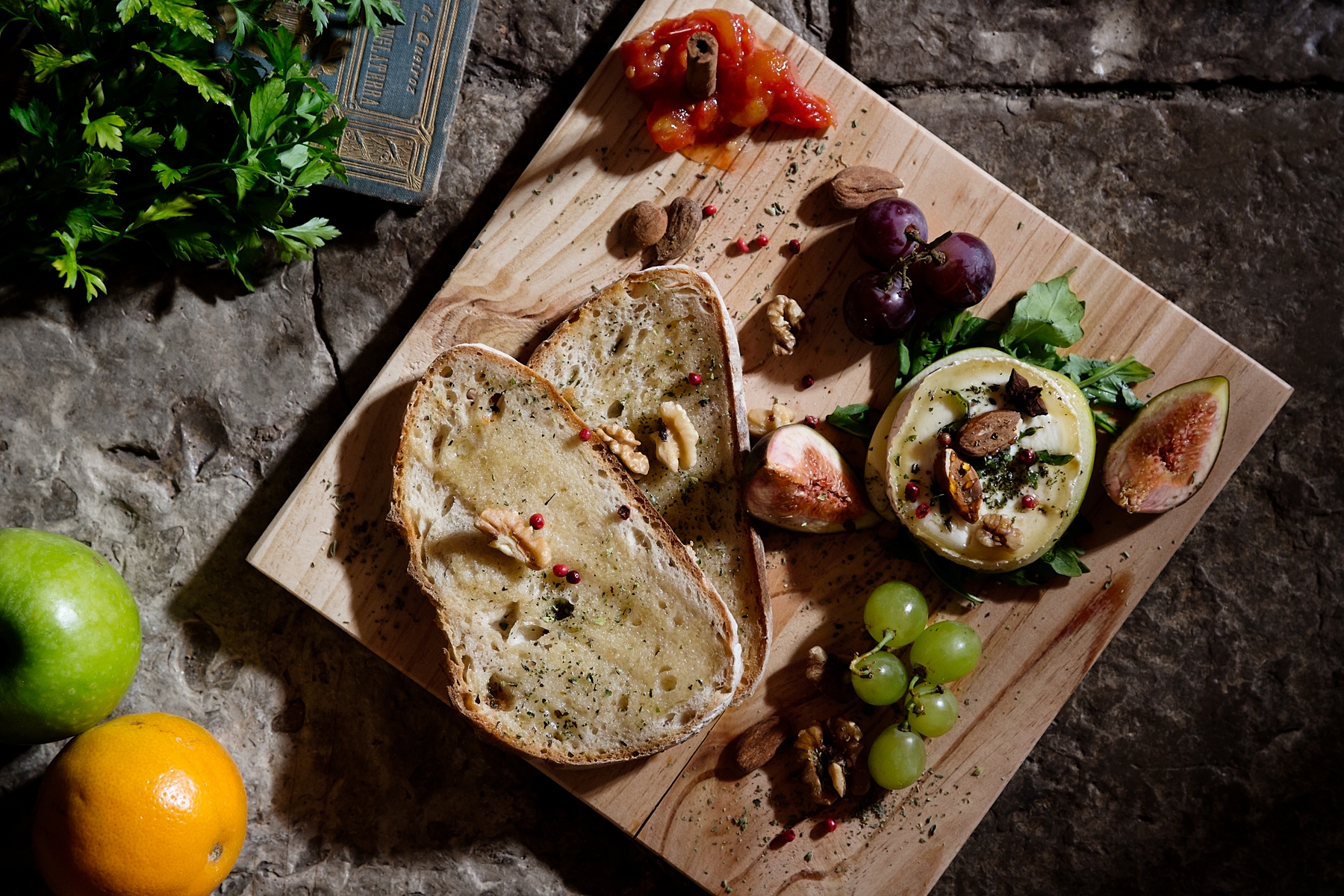 Tábua com pão, frutas, nozes e queijo, ilustrando os filmes de viagem na Netflix que têm apelo gastronômico.