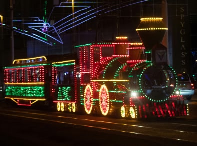 un trajet en train pour enfants s'illumine la nuit