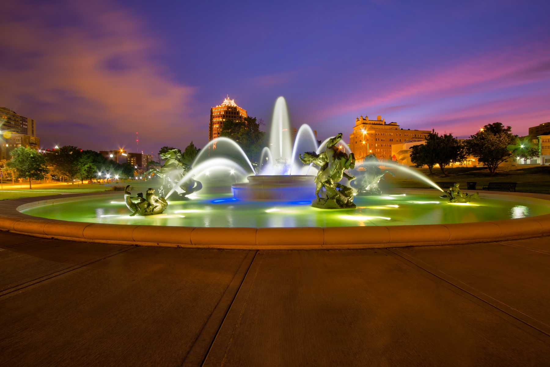 Kansas tour s. Поклонная гора фонтаны. City of fountains. Штат канзас столица. Канзас сити фонтаны.