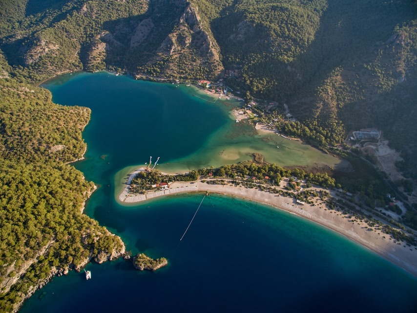 Η παραλία του Ολούντενιζ, κοντά στη Φετίγιε, στα παράλια της Τουρκίας