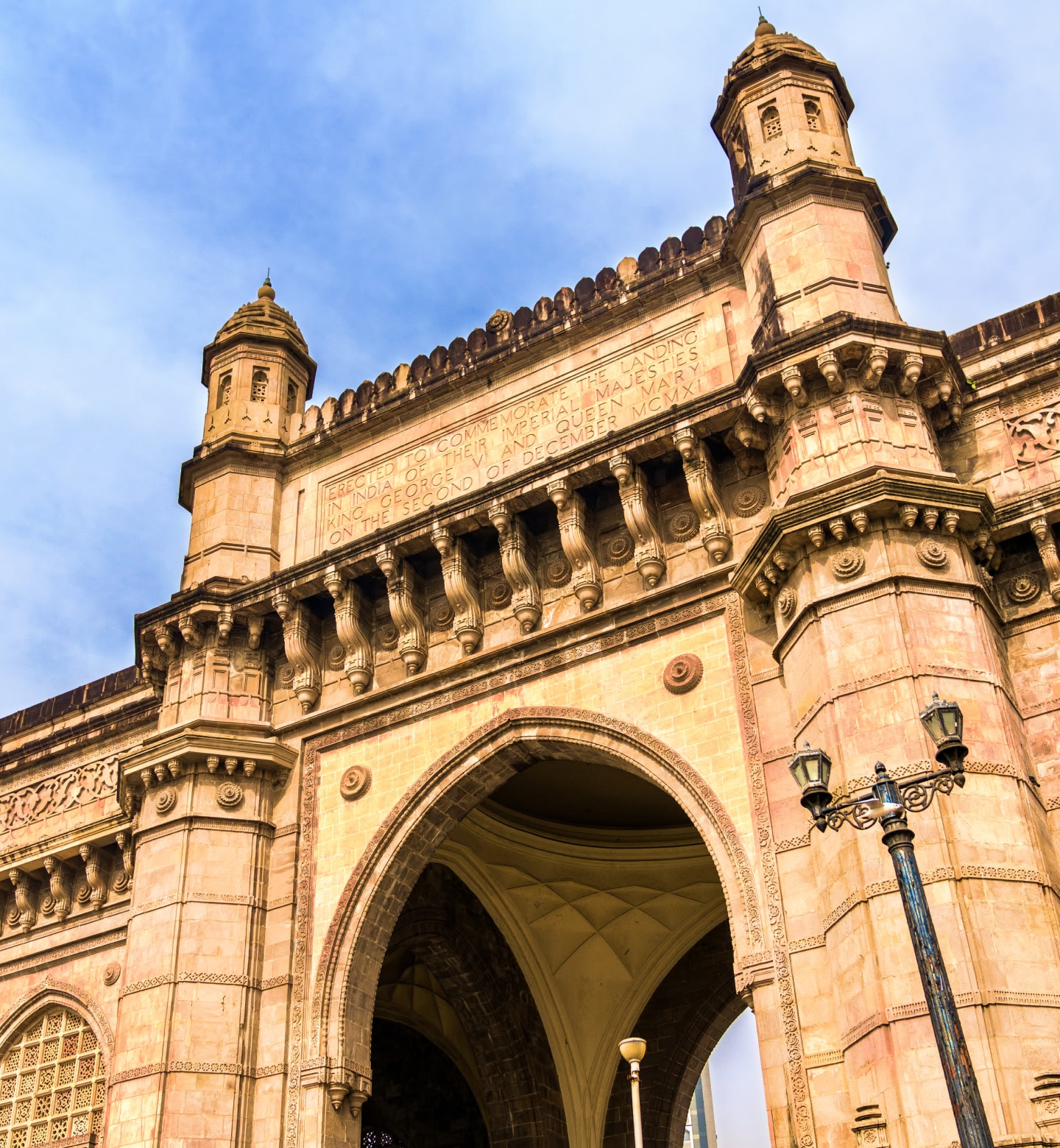 インドのムンバイにある、彫刻と塔のある石造りのアーチ型記念碑。