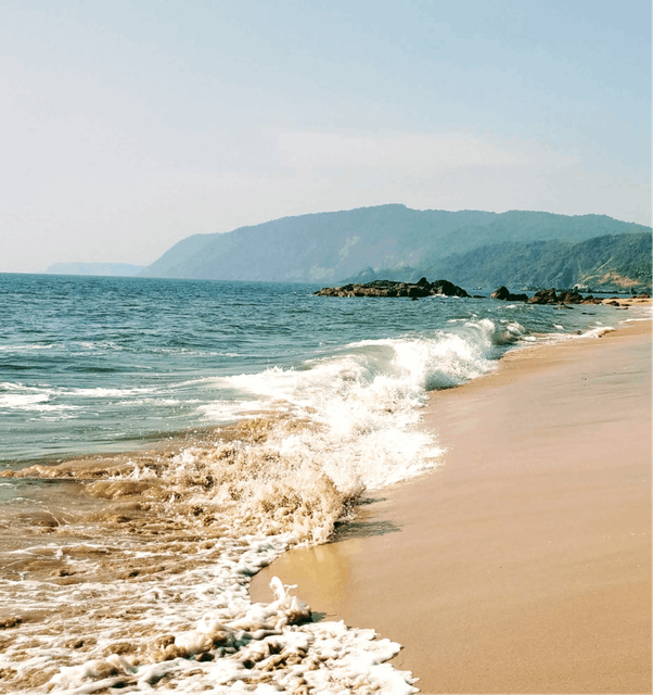A picture of some crashing waves on Cola Beach 