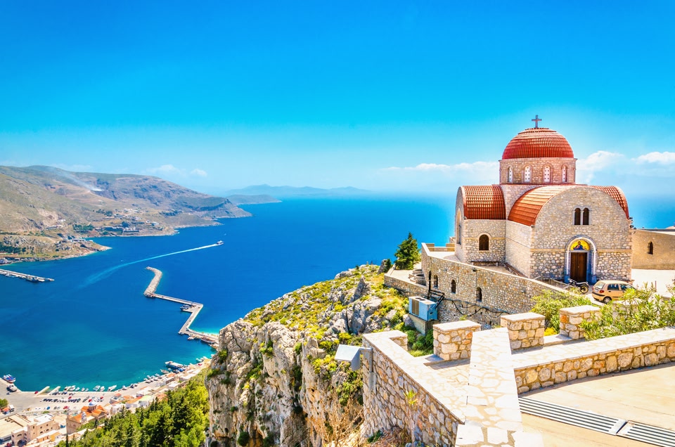 Ο Άγιος Σάββας, από τα ωραιότερα αξιοθέατα της Καλύμνου, αγναντεύει την Πόθια από ψηλά