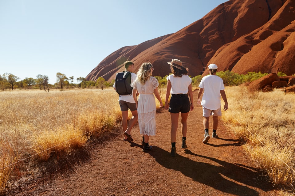 Uluru, ein massiver Sandsteinmonolith im Herzen des Northern Territory