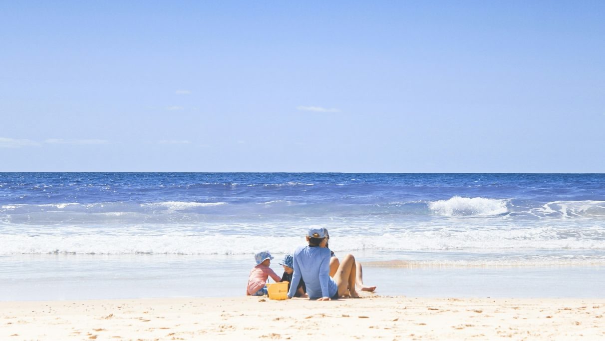 Une famille se reposant sur la plage