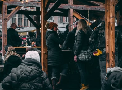 Twee mensen op de kerstmarkt