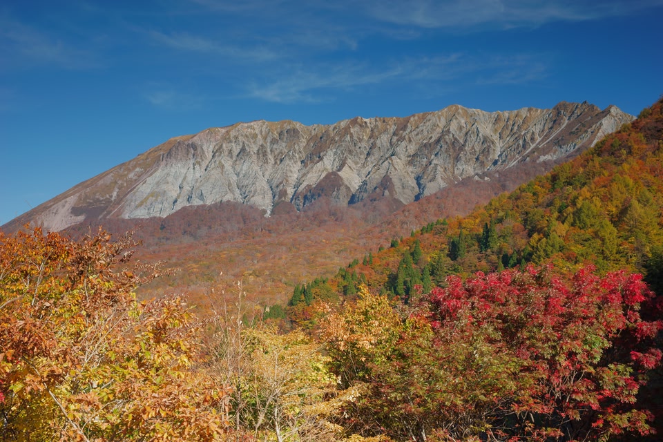 Mt. Daisen and the autumn foliage seen from Kagikake pass