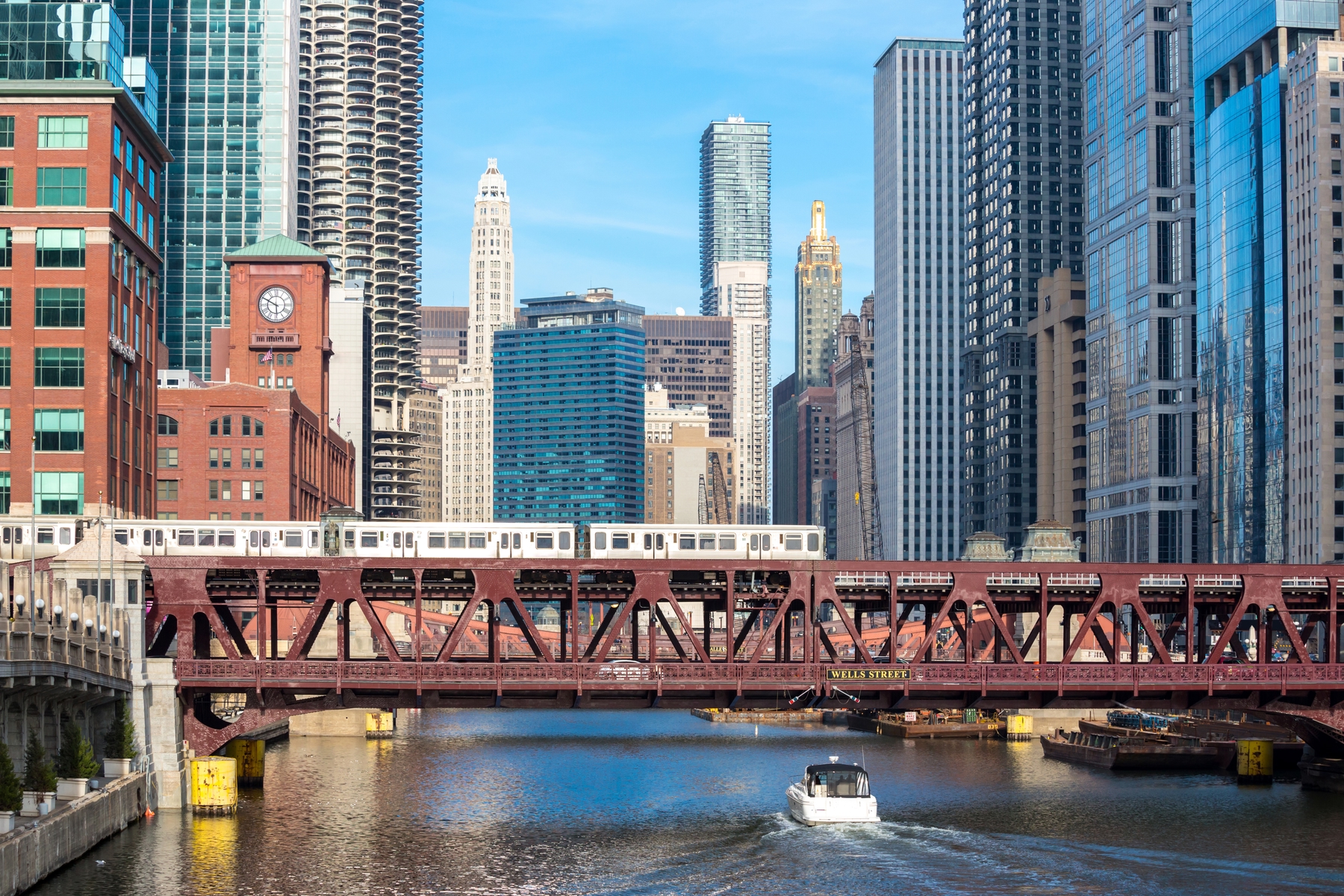 train moving through downtown Chicago