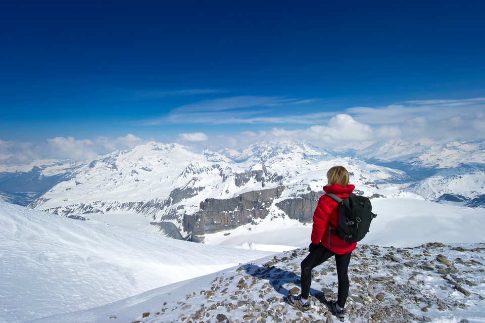 Mujer en una montaña nevada