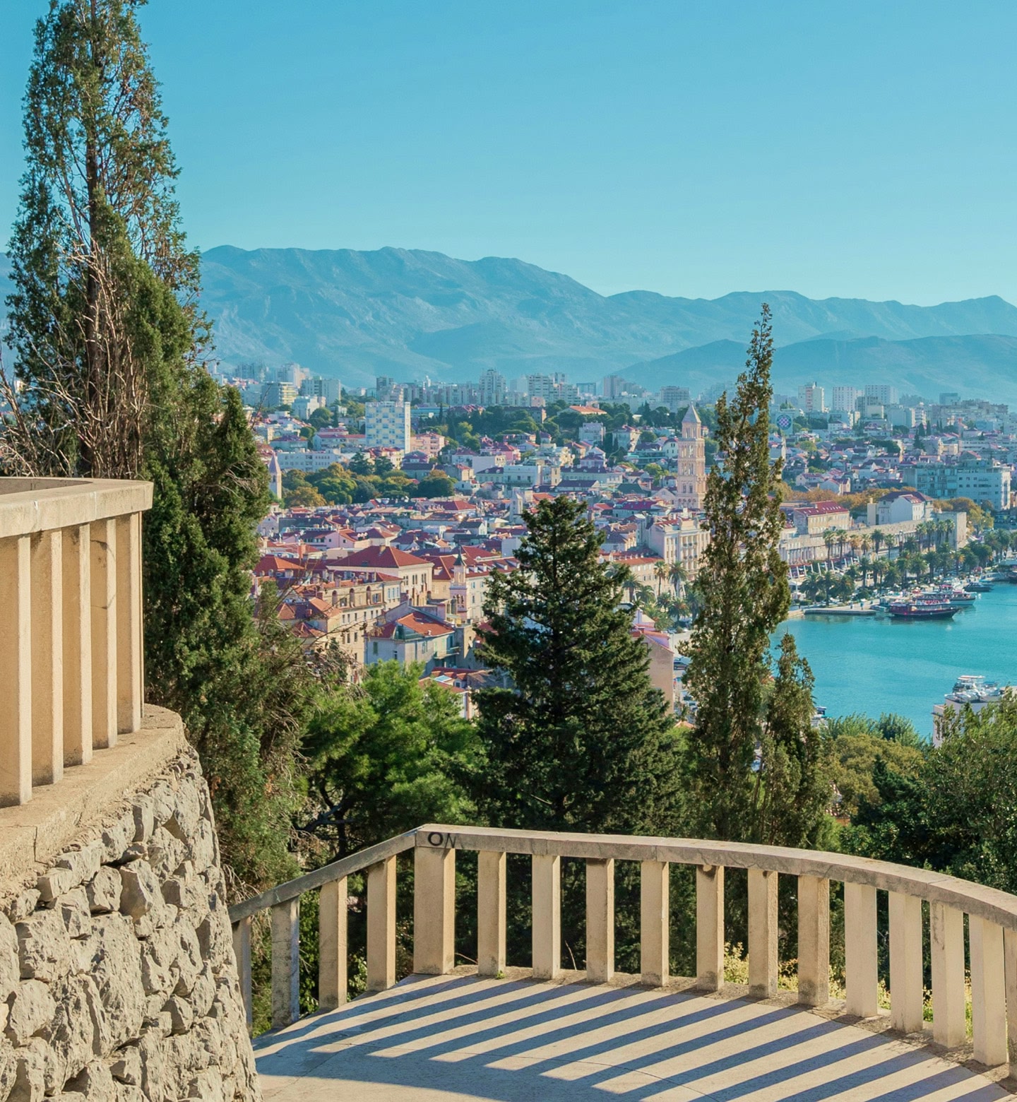 Balkon met uitzicht op een meer en bergen in de verte in Split.
