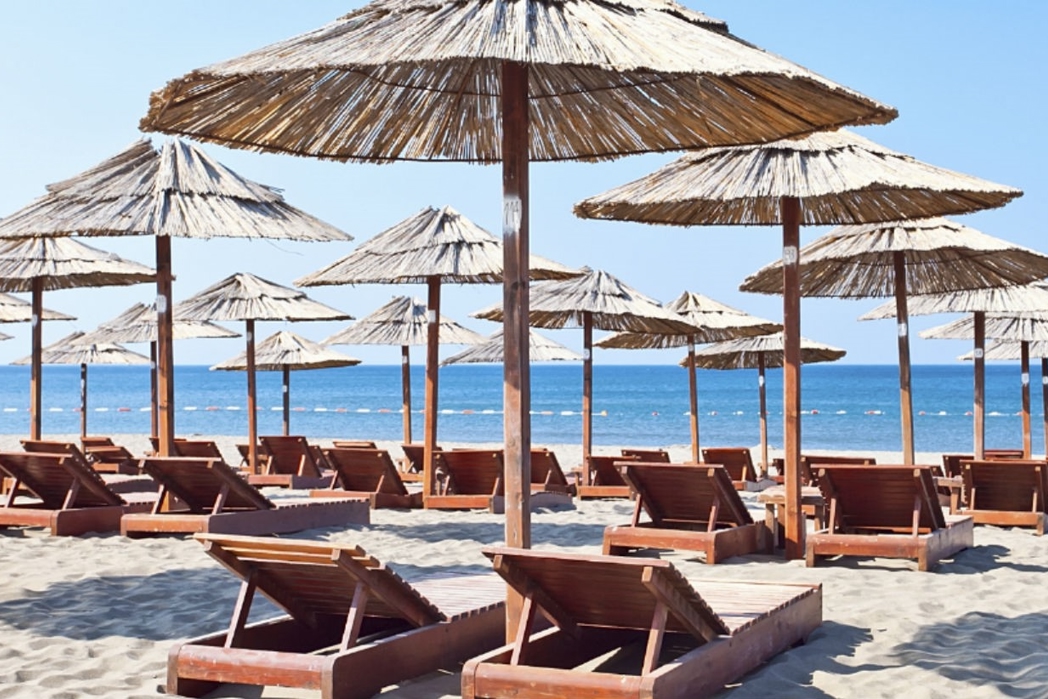 Παραλία με ξαπλώστρες, Πάρος