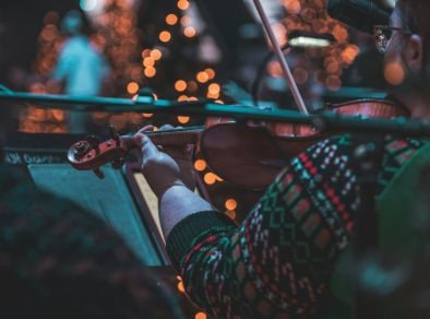 Iemand die speelt op een kerstconcert