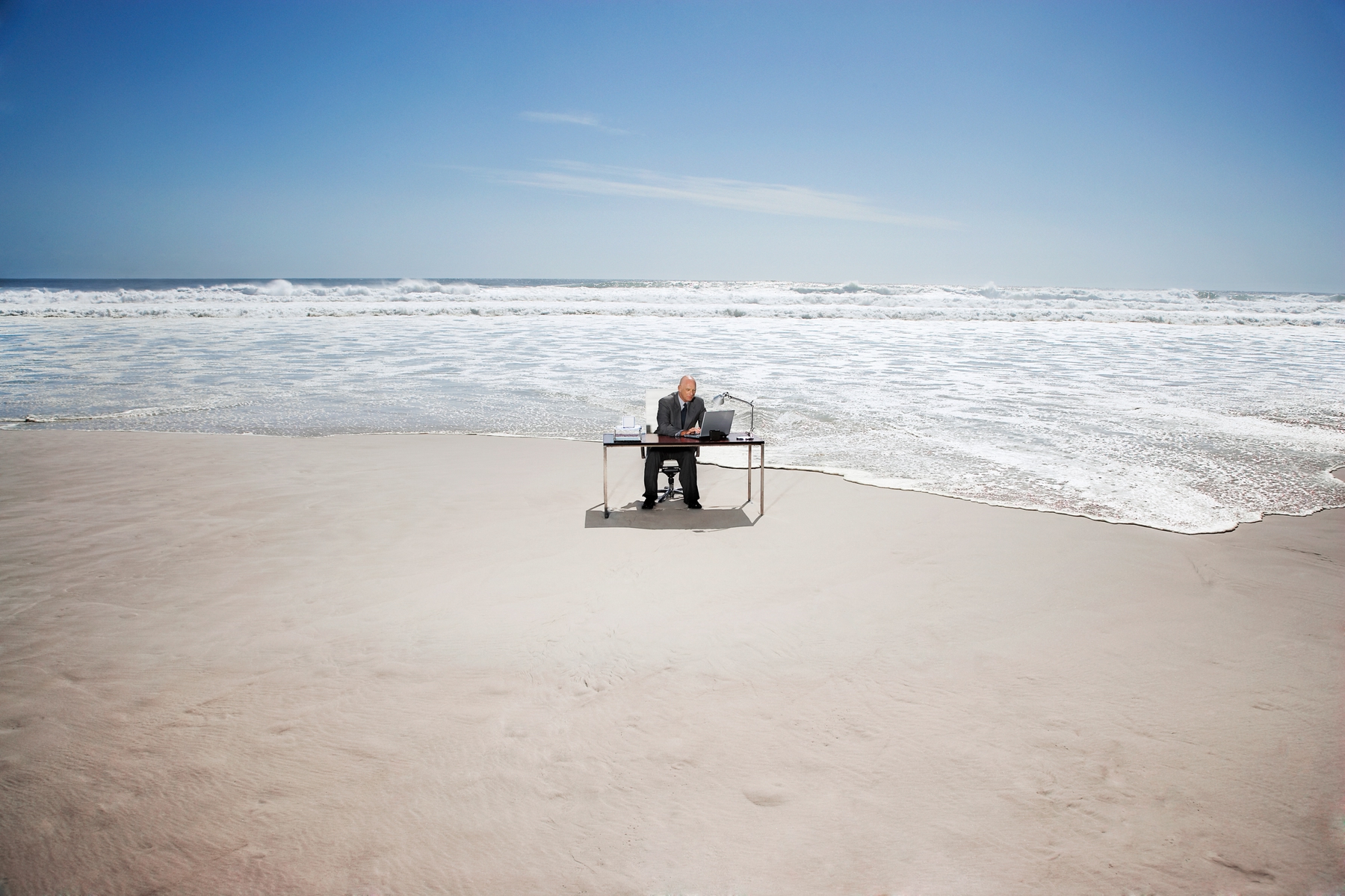 Un homme qui travaille sur une plage
