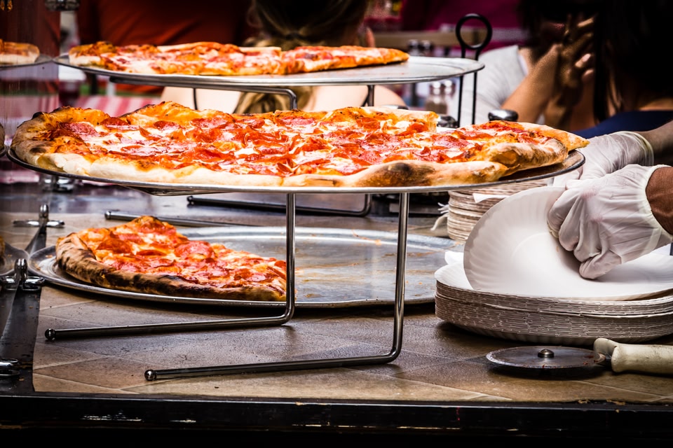 Festivals weltweit: Pizza, Pizza und nochmal Pizza gibt's im PizzaVillage in Neapel.