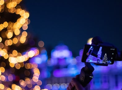 Een foto van iemand die een foto maakt van een kerstboom