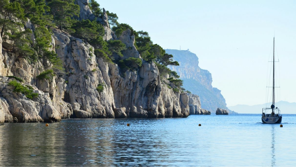 Barcos en el mar en costas rocosas en el sur de Francia