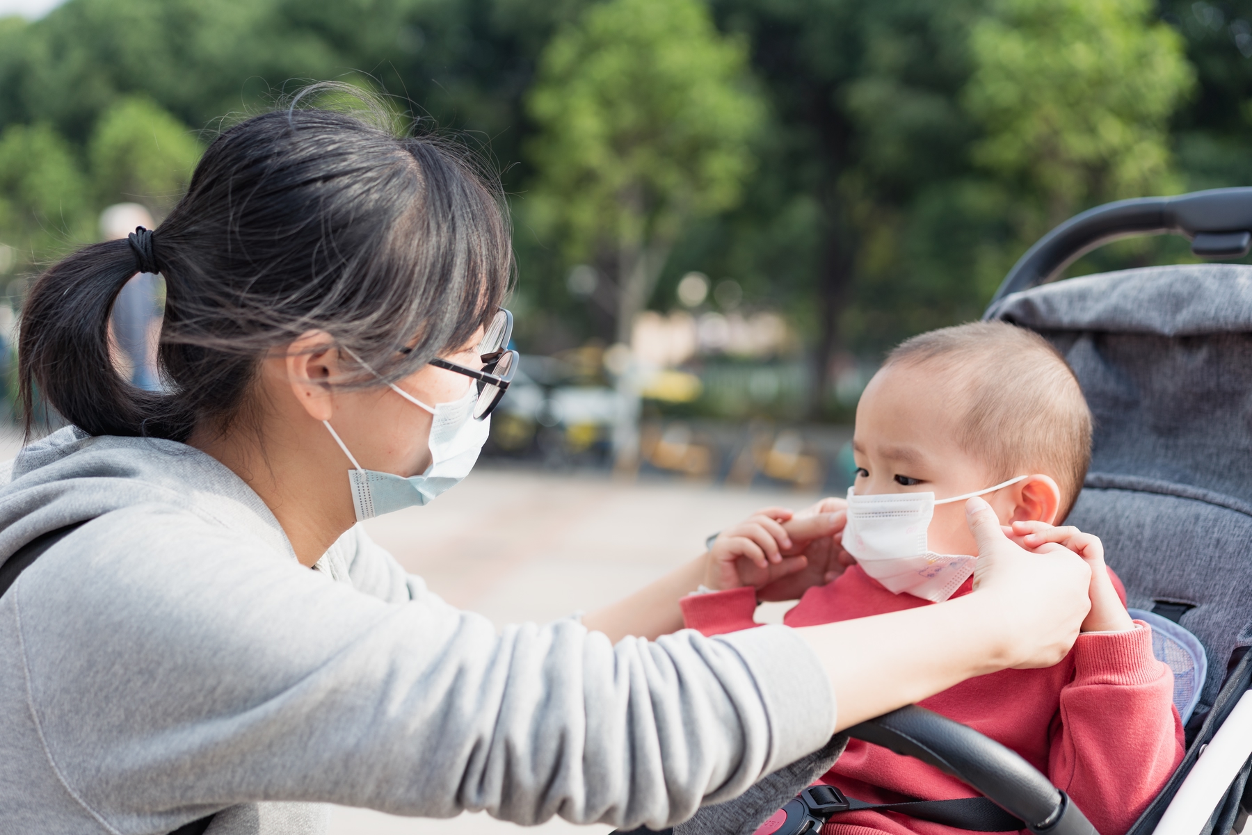 Auch Kinder müssen eine Gesichtsmaske zum Schutz tragen