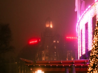 un bâtiment couvert de lumières de Noël rouges