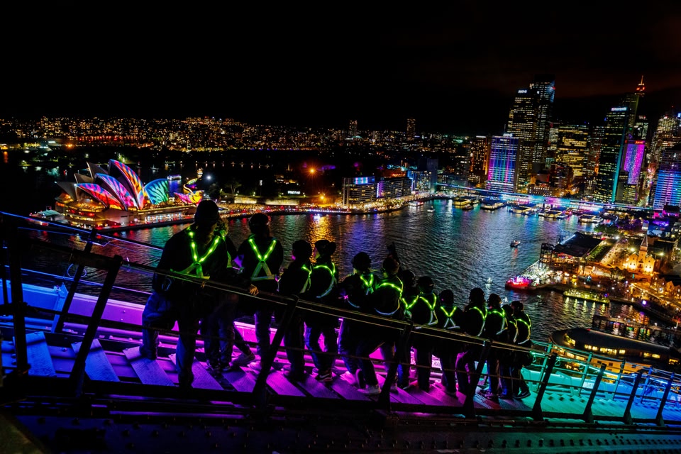 ライトアップされた橋の遠景。