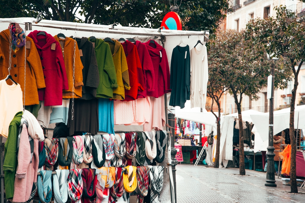 Ρούχα κρέμονται στο παζάρι El Rastro της Μαδρίτης