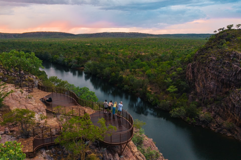 Versäumt es bei eurer Reise im Northern Territory nicht, den spektakulären Nitmiluk National Park (Katherine Gorge) zu besuchen, eine Region von rauer Schönheit, Geschichte und Kultur mit der atemberaubenden "Nitmiluk Gorge" als Herzstück. Geht Kanu fahren, wandern, fliegen, schwimmen oder taucht ein in die Kultur der Eingeborenen. Nitmiluk Tours wird von Einheimischen geführt und bietet eine große Auswahl an Touren zur Erkundung der Region an.