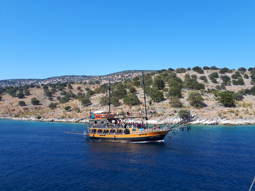 un bateau en bois à Saranda