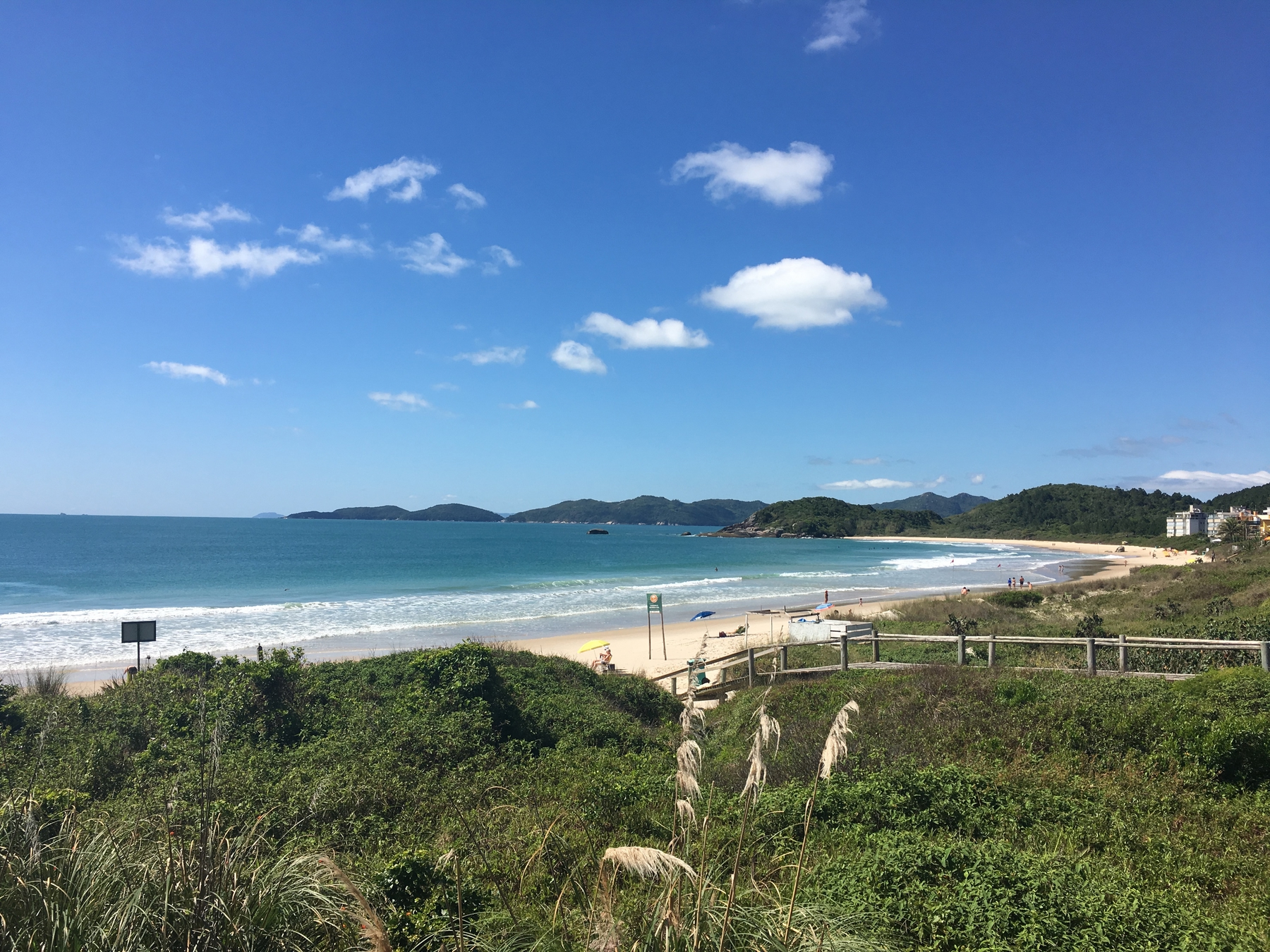 Praia de Quatro Ilhas, em Santa Catarina, certificada com Bandeira Azul