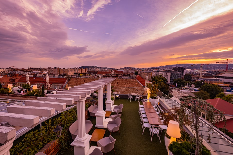 La azotea del Sky Garden en el Mystery Hotel Budapest durante la puesta de sol