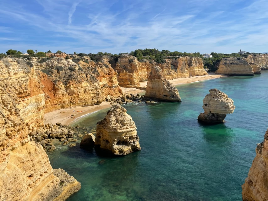 Vista da Praia da Marinha em Algarve, Portugal - Melhores lugares para viajar em setembro
