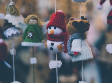 décorations de Noël tricotées; un bonhomme de neige, un renne et un ange